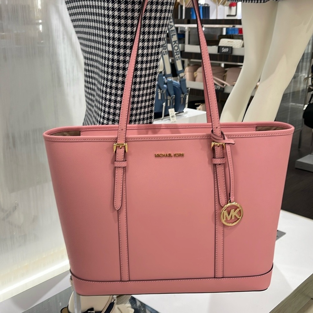 MICHAEL KORS
Jet Set Travel Lg Top Zip Shoulder Tote Saffiano Leather
Carnation - Picture 13 of 16